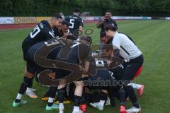 Kreisliga - FC Fatih Ingolstadt - FC Gerolfing - Fatih Ingolstadt ist vorzeitig Meister - jubel - Die Spieler lassen ihren Trainer Serkan Demir hochleben -  - Foto: Jürgen Meyer