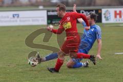 Kreisliga - Saison 2024/25- SV Hundszell - TSV Kösching-  - Jonas Betz rot Kösching - Tim Liesegang blau Hundszell - Foto: Meyer Jürgen