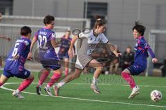 2. Bundesliga Frauen - Saison 2025/26 - FC Ingolstadt 04 Frauen - FSV Mainz - Junold Emma blau Mainz - Nina Penzkofer (Nr.29 - FC Ingolstadt Frauen I) - Imai Yurina blau Mainz rechts - Foto: Meyer Jürgen