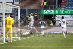 3. Liga; SV Meppen - FC Ingolstadt 04; Tor Jubel Treffer Tobias Bech (11, FCI) läuft jubelnd zu den mitgereisten Fans mit Marcel Costly (22, FCI) Justin Butler (31, FCI) Torwart Harsman Matthis (1 SVM)