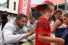 3. Liga; FC Ingolstadt 04 - offizielle Mannschaftsvorstellung auf dem Ingolstädter Stadtfest, Rathausplatz; Autogrammstunde für die Fans, Pascal Testroet (37, FCI)