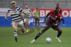 3.Liga - Saison 2022/2023 - FC Ingolstadt 04 -  MSV Duisburg - Moussa Doumbouya (Nr.27 - FCI) - Niklas Kölle (Nr.32 - MSV Duisburg) - Foto: Meyer Jürgen