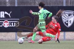 2. Fußball-Liga - Frauen - Saison 2022/2023 - FC Ingolstadt 04 - VFL Wolfsburg II - Anna-Lena Fritz (Nr.19 - FCI Frauen) - Mohamed Romy grün Wolfsburg - Foto: Meyer Jürgen