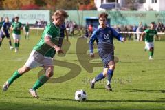 2023_10_28 - Kreisliga - Saison 2023/24 - SV Menning - FC Gerolfing  - Lukas Achhammer grün Gerolfing - Moritz Mayerhofer blau Menning - Foto: Meyer Jürgen