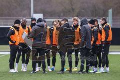 3. Liga; FC Ingolstadt 04 - Neuer Trainer Cheftrainer Guerino Capretti (FCI), erstes Training Besprechung am Platz mit dem Team