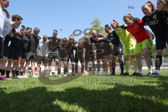 2. Fußball-Liga - Frauen - Saison 2022/2023 - FC Ingolstadt 04 - FCB München II - Die Mannschaft bildet einen Kreis vor dem Spiel - Alina Mailbeck (Nr.8 - FCI Frauen) motiviert ihre Mitspielerinnen - Foto: Meyer Jürgen