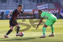 2.BL; FC Ingolstadt 04 - SV Sandhausen; Zweikampf Kampf um den Ball Florian Pick (26 FCI) Berko Erich (11 SVS)