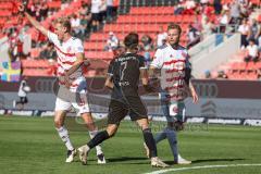 2.BL; FC Ingolstadt 04 - Fortuna Düsseldorf; Spiel ist aus, Niederlage, hängende Köpfe Enttäuschung, Dennis Eckert Ayensa (7, FCI) geht auf Klarer Christoph (5 DUS) und Hoffmann Andre (3 DUS) los die zu IN Fans gehen wollten