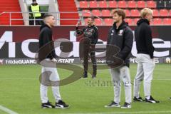 3.Liga - Saison 2022/2023 - FC Ingolstadt 04 -  MSV Duisburg - Cheftrainer Michael Köllner (FCI) macht ein Selfie auf dem Platz - Foto: Meyer Jürgen