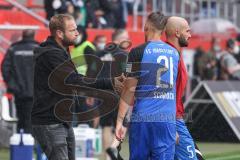 2.BL; FC Ingolstadt 04 - Werder Bremen, Spiel ist aus, 0:3 Niederlage, Technischer Direktor Florian Zehe (FC) bedankt sich bei Tobias Schröck (21, FCI) Nico Antonitsch (5, FCI)