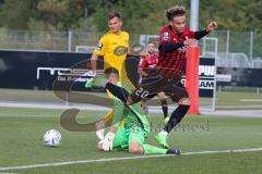 Freundschaftsspiel - Saison 2022/2023 - FC Ingolstadt 04 -  SpVgg Bayreuth - Jalen Hawkins (Nr.20 - FCI) - Torwart Sebastian  Kolbe (Nr.31 - SpVgg Bayreuth) - Foto: Meyer Jürgen