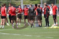 3. Liga - Saison 2024/25 - Trainingsauftakt- FC Ingolstadt 04 -  - Cheftrainerin Sabrina Wittmann (FCI) gibt Anweisungen mit Taktiktafel - XXXXX - Foto: Meyer Jürgen