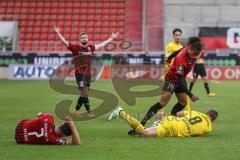 Relegation 1 - FC Ingolstadt 04 - VfL Osnabrück - Caniggia Ginola Elva (14, FCI) gegen Taffertshofer Ulrich (8 VfL), Dennis Eckert Ayensa (7, FCI) am Boden, Marc Stendera (10, FCI) reklamiert