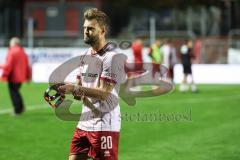 3. Liga; FC Viktoria Köln - FC Ingolstadt 04; Niederlage, hängende Köpfe Spieler bedanken sich bei den mitgereisten Fans Yannick Deichmann (20, FCI) mit Maske