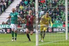 2.BL; SV Werder Bremen - FC Ingolstadt 04; Tor Jubel Treffer Ausgleich für FCI 1:1 durch Filip Bilbija (35, FCI), Marcel Gaus (19, FCI) laufen mit dem Ball ins Tor Ömer Toprak (21 Bremen) Torwart Jirí Pavlenka (1 Bremen)