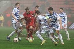 3. Liga; FC Ingolstadt 04 - MSV Duisburg; Yannick Deichmann (20, FCI) in Bedrängnis Coskun Can (27 MSV) Schlicke Ben (40 MSV)