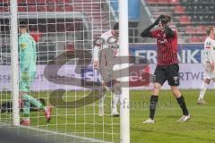 3. Liga - FC Ingolstadt 04 - Hallescher FC - Chance verpasst, Filip Bilbija (35, FCI) ärgert sich, Eisele Kai (1 Halle)