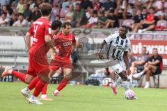 Toto Pokal; FC Memmingen - FC Ingolstadt 04, 2. Runde; Zweikampf Kampf um den Ball Obed Ugondu (17, FCI) Timo Schmidt (4 FCM)