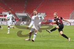 2.BL; FC Ingolstadt 04 - Hannover 96; Tor Chance Schuß Volley, Maximilian Beister (11, FCI) Marcel Franke (28 Han)