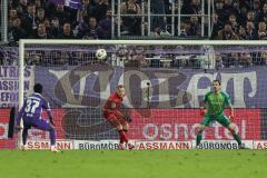 3. Liga; VfL Osnabrück - FC Ingolstadt 04; Badjie Ismail (37 VFL) Mattis Hoppe (2, FCI) Torwart Kai Eisele (25, FCI) können nicht aufhalten, danach Tor zum 1:0