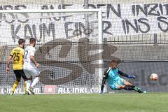 2.BL; Dynamo Dresden - FC Ingolstadt 04, Torwart Fabijan Buntic (24, FCI) rettet den Ball und danach im Nachschuß das 2:0 Tor