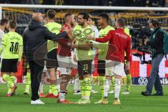 DFB Pokal; Borussia Dortmund - FC Ingolstadt 04; Niederlage, hängende Köpfe Cheftrainer André Schubert (FCI) gratuliert Can Emre (23 BVB) Fatih Kaya (9, FCI) Marc Stendera (10, FCI)