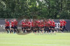 2. Bundesliga - FC Ingolstadt 04 - Trainingsauftakt mit neuem Trainerteam - Die Mannschaft läuft gesammelt um den Platz, vorne weg Stefan Kutschke (30, FCI)