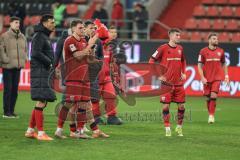 3. Liga; FC Ingolstadt 04 - SC Verl; Niederlage, hängende Köpfe 1:2, Spieler bedanken sich bei den Fans Simon Lorenz (32, FCI) Lukas Fröde (34, FCI) Gustav Christensen (24, FCI) Max Besuschkow (17, FCI)