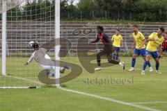 Bayernliga Nord - Saison 2024/25 - Freundschaftsspiel - FC Ingolstadt 04 II - FC Pipinsried - Said Souleymane (Nr.17 - FCI U21) mit einer Torchance -  - Lobenhofer Benedikt gelb Pipinsried  - Retzer Maximilian Torwart Pipinsried - Foto: Meyer Jürgen
