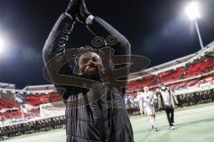 2.BL; 1. FC Nürnberg - FC Ingolstadt 04; Spiel ist aus, Sieg 0:5, Mannschaft geht zu den mitgereisten Fans, Jubel Freude Hans Nunoo Sarpei (18 FCI)