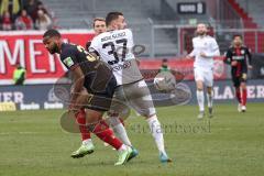 3. Liga; SV Wehen Wiesbaden - FC Ingolstadt 04; Zweikampf Kampf um den Ball Ezeh Brooklyn (37 SVW) Pascal Testroet (37, FCI)