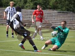 *Bayernliga Nord - Saison 2026/27 - FC Ingolstadt 04 II - FSV Stadeln - Omotolani Sherif Oladosu (Nr.15 - FCI II) - Tugay Akbakla TW Stadeln - Foto: Meyer Jürgen