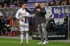 2.BL; Erzgebirge Aue - FC Ingolstadt 04; Cheftrainer André Schubert (FCI) an der Seitenlinie, Spielerbank erklärt Fabian Cavadias (41, FCI)