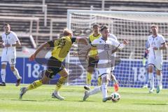 3. Liga; Borussia Dortmund II - FC Ingolstadt 04; Max Besuschkow (17, FCI) Zweikampf Kampf um den Ball Hüning Ben Vincent (15 BVB2)