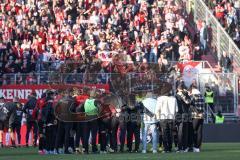 2.BL; FC Ingolstadt 04 - SSV Jahn Regensburg; Niederlage, hängende Köpfe 1:3, Mannchftsbesprechung nach dem Spiel auf dem Spielfeld