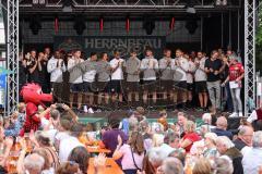 3. Liga; FC Ingolstadt 04 - offizielle Mannschaftsvorstellung auf dem Ingolstädter Stadtfest, Rathausplatz; das Tema auf der Bühne, Stadionsprecher Italo Mele