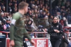 3. Liga; SC Verl - FC Ingolstadt 04; Cheftrainerin Sabrina Wittmann (FCI) erklärt Gustav Christensen (24, FCI)