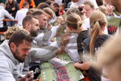 3. Liga; FC Ingolstadt 04 - offizielle Mannschaftsvorstellung auf dem Ingolstädter Stadtfest, Rathausplatz; Autogrammstunde für die Fans, Max Dittgen (10, FCI) David Kopacz (29, FCI)