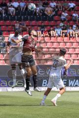 3. Liga; FC Ingolstadt 04 - Hallescher FC; Zweikampf Kampf um den Ball Lukas Fröde (34, FCI) Lofolomo Enrique (6 Halle)