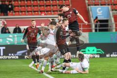 3. Liga; FC Ingolstadt 04 - SC Verl; Ecke Ryan Malone (16, FCI) Jannik Mause (7, FCI) kommen nicht hin, Gruber Fabio (2 Verl) #v15#am Boden