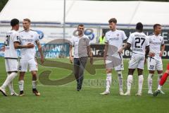 3. Liga; FC Viktoria Köln - FC Ingolstadt 04; Niederlage, hängende Köpfe Cheftrainer Michael Köllner (FCI) geht über den Platz, Justin Butler (31, FCI) Tobias Schröck (21, FCI) Calvin Brackelmann (17, FCI) Moussa Doumbouya (27, FCI) Marcel Costly (22, FCI