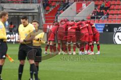 3. Liga - Saison 2025/26 - FC Ingolstadt 04 - Rot-Weiss Essen -  Die Mannschaft bildet einen Kreis vor dem Spiel -  - XXXXX - Foto: Meyer Jürgen