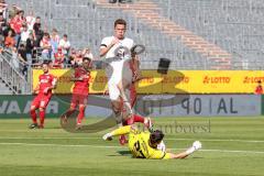 Toto-Pokal Finale; Würzburger Kickers - FC Ingolstadt 04; kommt zu spät Sebastian Grönning (11, FCI) Torwart Vincent Friedsam (WK 27)