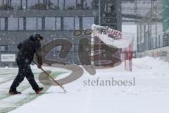 2023_12_1 - - Saison 2023/24 - Schnee auf dem Fussballplatz - ASP - Audi Sport Park - Platz ist gesperrt - Schild platz ist gesperrt Schnee Tor Spielabsage Schnee schippen Traktor Greenkeeper - Foto: Meyer Jürgen