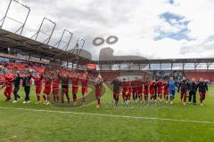 3. Liga; FC Ingolstadt 04 - SV Waldhof Mannheim; Sieg Jubel Freude Spieler bedanken sich bei den Fans Tanz