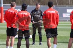 3.Liga - Saison 2022/2023 - FC Ingolstadt 04 -  - Cheftrainer Michael Köllner (FCI) beim ersten Training - Cheftrainer Michael Köllner (FCI) begrüsst die Spieler - Foto: Meyer Jürgen
