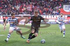 3. Liga; FC Ingolstadt 04 - MSV Duisburg; Zweikampf Kampf um den Ball Joshua Bitter (29 MSV) Sebastian Grönning (11, FCI)