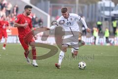 3. Liga; Rot-Weiss Essen - FC Ingolstadt 04; Zweikampf Kampf um den Ball Benjamin Kanuric (8, FCI) Gjasula Klaus (5 RWE)