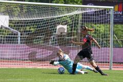 2. Frauen-Bundesliga - Saison 2021/2022 - FC Ingolstadt 04 - TSG 1899 Hoffenheim - Maier Ramona (#18 FCI) mit einer Torchance - Dick Laura Torwart Hoffenheim - Foto: Meyer Jürgen