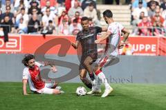 3. Liga; Rot-Weiss Essen - FC Ingolstadt 04; Zweikampf Kampf um den Ball Marcel Costly (22, FCI) Gjasula Klaus (8 RWE) Müsel Torben (26 RWE)
